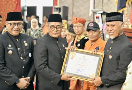 Gubernur Mahyeldi Terima Penghargaan dan Pin Emas Tokoh Masyarakat dalam Peringatan HJK Padang ke-355