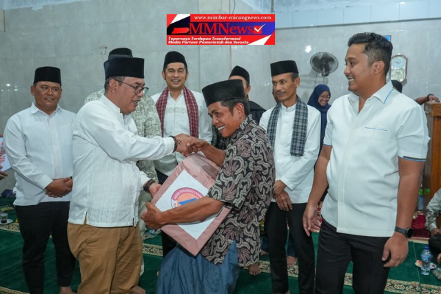 Wagub Vasko Salurkan Bantuan untuk Dua Masjid di Solok Selatan
