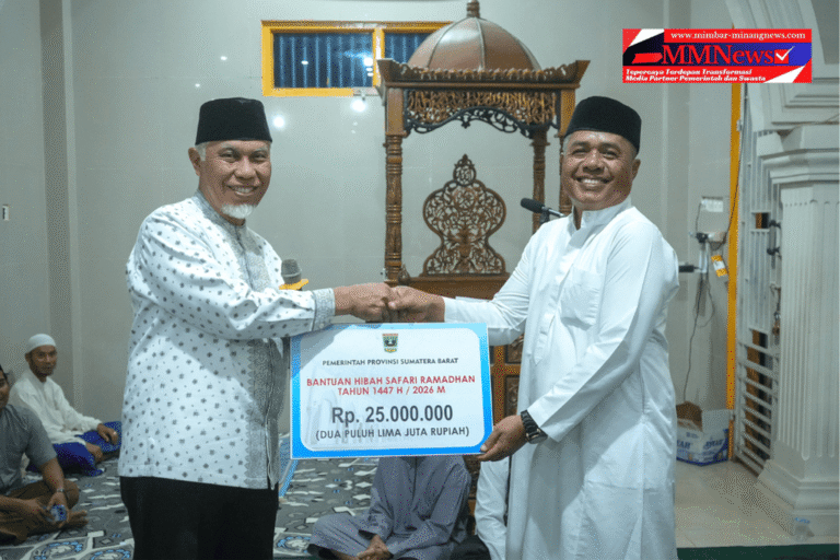 Ratusan Warga Sambut Kehadiran Mahyeldi Iktikaf di Masjid Al Wustha Pulai Tangah, Agam