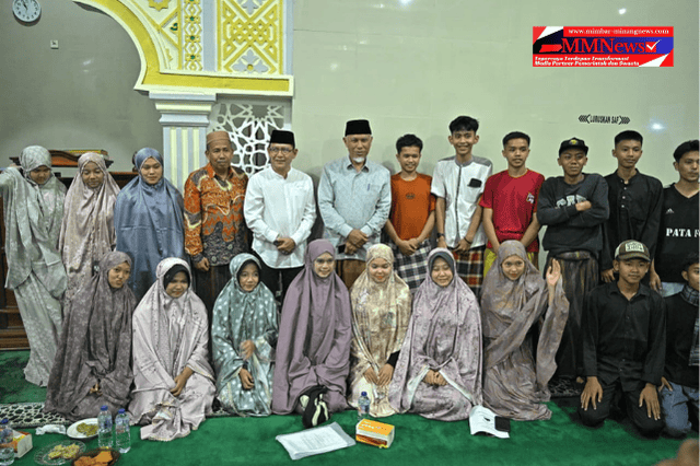 Gubernur Mahyeldi Iktikaf Bersama Warga dan Serahkan Bantuan untuk Masjid Baiturrahim Payakumbuh