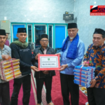 Iktikaf di Masjid Nurul Hidayah Sijunjung, Gubernur Mahyeldi Serahkan Bantuan Rp25 Juta