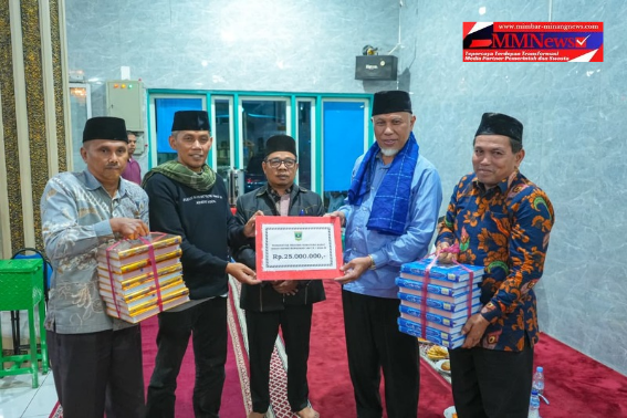 Iktikaf di Masjid Nurul Hidayah Sijunjung, Gubernur Mahyeldi Serahkan Bantuan Rp25 Juta